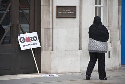 Před BBC v Londýně protestovali 24. ledna lidé proti postupu BBC, která odmítla odvysílat humanitární příspěvek na podporu obětí izraelské vojenské ofenzivy v pásmu Gazy.